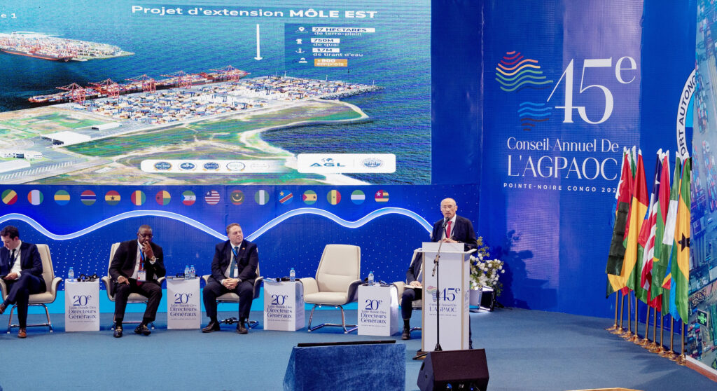 L’entreprise est engagée dans un partenariat public-privé qui lui permet de répondre aux exigences de ses clients armateurs, importateurs ou exportateurs. Grâce à ses nombreux investissements, Congo Terminal participe à l’amélioration du pouvoir d’achat et contribue activement à la lutte contre la vie chère. Certifiée ISO 9001/2015, ISPS (sûreté) et Pedestrian