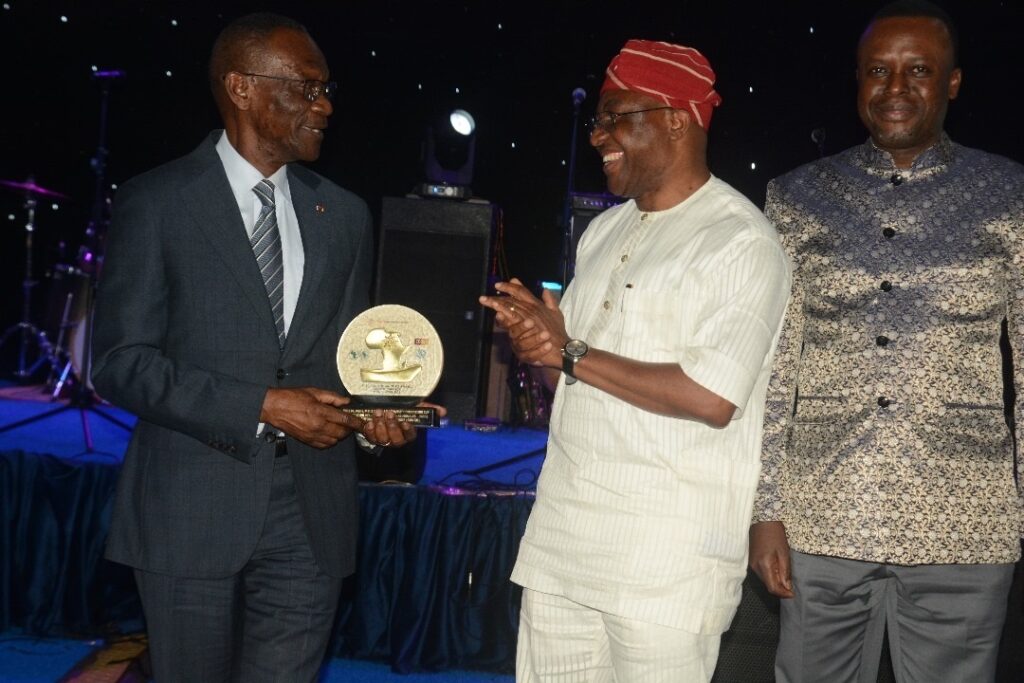 Free Yard (HSE) et Green Terminal, l’entreprise dispose d’équipements et de technologies de pointe, dont le système d’exploitation Navis 4. Congo Terminal a dépassé le seuil de 1.000.000 EVP manutentionnés par an depuis 2022 et emploie près de 900 collaborateurs congolais. L’entreprise mène des actions solidaires en faveur de la jeunesse, de la protection de l’environnement et de l’éducation.