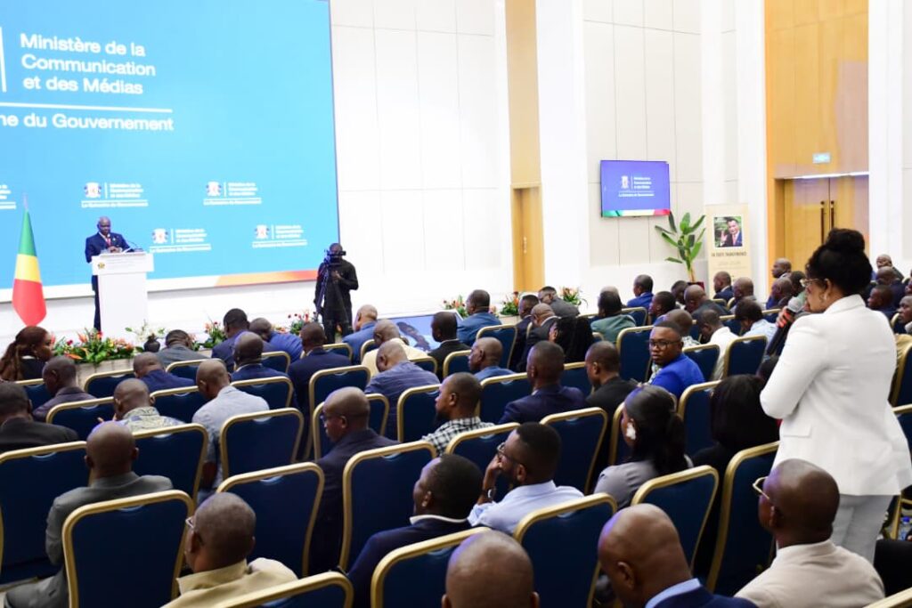 L’honneur m’échoit de me tenir devant vous pour accomplir une mission que le Président de la République a confié au Gouvernement. Il s’agit de vous faire découvrir le livre-bilan du quinquennat intitulé : « En toute transparence, 2021–2026 : le bilan du quinquennat », livre illustré de 152 pages réalisé par Focus Média. Je vous remercie sincèrement d’être présents à ce moment solennel.