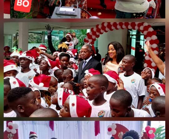 Noël est une fête joyeuse célébrée chaque 25 décembre par les chrétiens. Elle marque la naissance de Jésus Christ le Seigneur et Sauveur de l’humanité toute entière, et constitue un moment de Bonheur et de convivialité. Il est de tradition d’offrir un cadeau pour cette fête, généralement aux enfants et à la famille proche. C’est dans ce sens que la présidente de la fondation Femme ne pleure pas, Georgette Okemba, assisté par son époux Jean Dominique Okemba, en presence de l’ambassadrice de la Chine au Congo, An Qing a distribué des jouets à plus de 200 enfants.