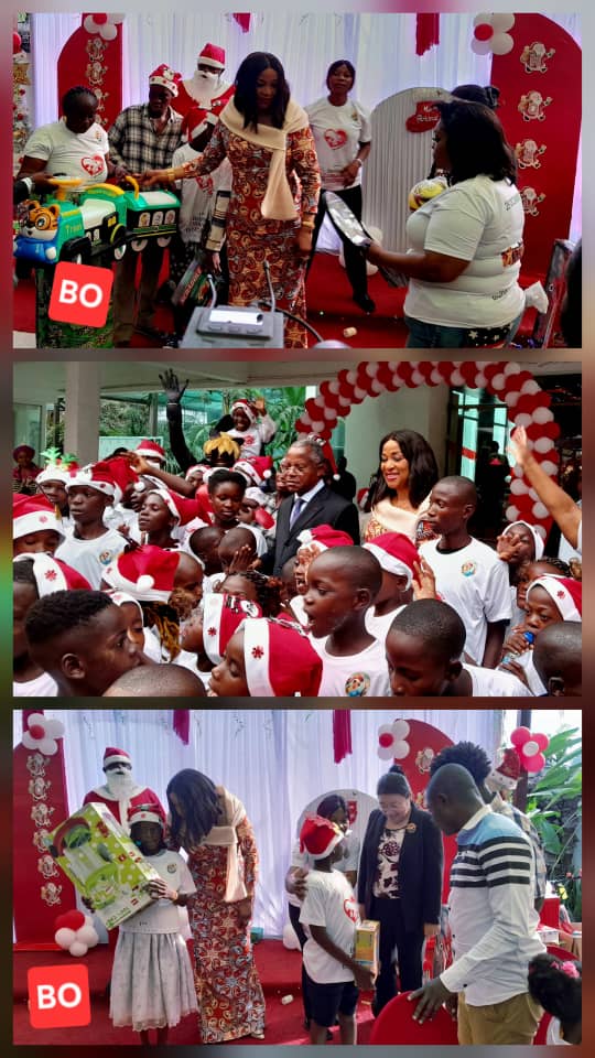Noël est une fête joyeuse célébrée chaque 25 décembre par les chrétiens. Elle marque la naissance de Jésus Christ le Seigneur et Sauveur de l’humanité toute entière, et constitue un moment de Bonheur et de convivialité. Il est de tradition d’offrir un cadeau pour cette fête, généralement aux enfants et à la famille proche. C’est dans ce sens que la présidente de la fondation Femme ne pleure pas, Georgette Okemba, assisté par son époux Jean Dominique Okemba, en presence de l’ambassadrice de la Chine au Congo, An Qing a distribué des jouets à plus de 200 enfants.