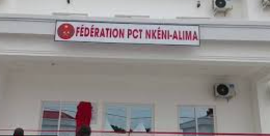 C’est un véritable joyau architectural que vient d’offrir le député et ministre en charge de la jeunesse au Parti congolais du travail (Pct). Un siège digne de ce nom doté d’infrastructures modernes et d’équipements de dernière génération. L’imposante bâtisse aux couleurs du parti a été réceptionné, le 23 décembre 2025 par le président de la fédération Pct Nkeni-Alima, Yves Fortuné Moundélé-Ngollo Ehourossia.