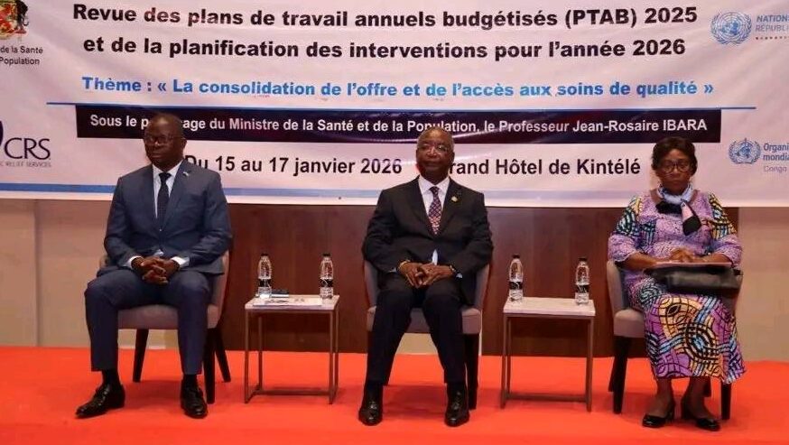 Lançant les travaux de cette revue, le ministre de la santé et de la population, Jean Rosaire Ibara a rappelé que la santé est la première bataille du Gouvernement. Elle est la «priorité des priorités ». Il a présenté les efforts réalisés dans ce secteur avec la construction des hôpitaux généraux dont certains venaient d’être inaugurés. Le renforcement des soins de santé primaires et d’une riposte plus agile face aux urgences sanitaires, notamment le choléra. Les campagnes de lutte contre le paludisme et les opérations de vaccination de masse ont également marqué l’année.