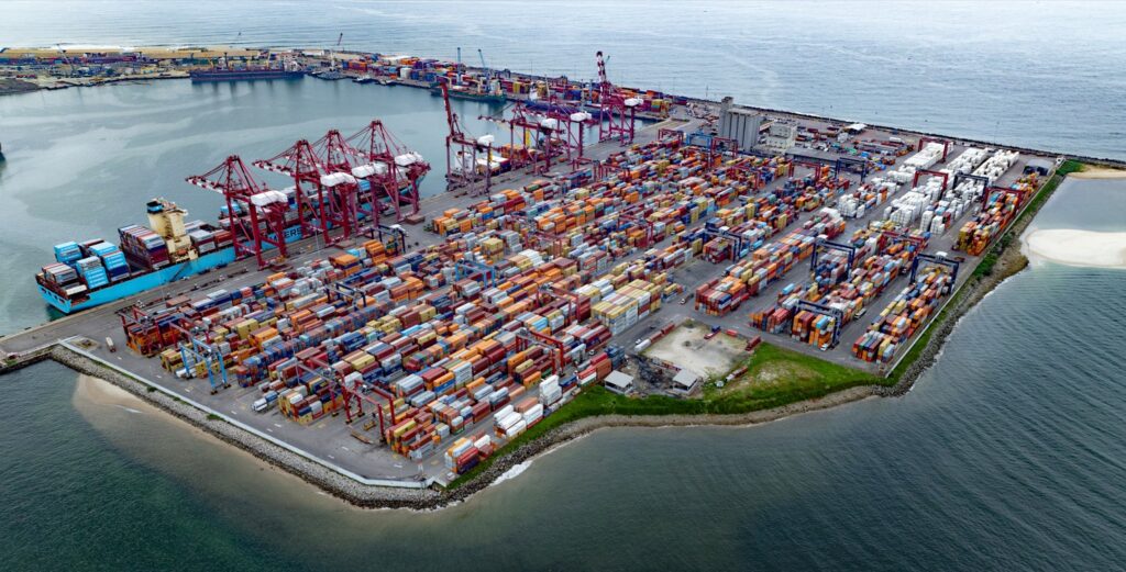 Congo Terminal a traité 1 219 164 Teus au cours de l’année 2025. L’entreprise vient de franchir pour la première fois la barre de 1,200 millions de conteneurs manipulés par an. Une performance qui coïncide avec la construction d’une nouvelle plateforme portuaire au Môle Est du port de Pointe-Noire.