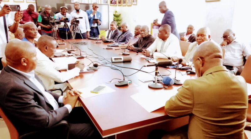 Le préfet, directeur de cabinet du ministre de l'Intérieur et de la décentralisation et président de la Commission ad-hoc mixte paritaire (Camp), Séraphin Ondele a invite, le 15 janvier à Brazzaville, les populations de Mindouli; qui avaient fui leurs villages à la suite d’altercations entre la Dgsp et les miliciens à regagner leurs milieux respectifs.