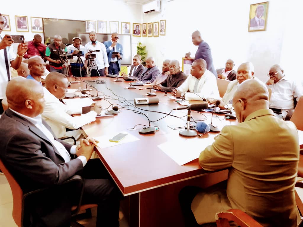 Le préfet, directeur de cabinet du ministre de l'Intérieur et de la décentralisation et président de la Commission ad-hoc mixte paritaire (Camp), Séraphin Ondele a invite, le 15 janvier à Brazzaville, les populations de Mindouli; qui avaient fui leurs villages à la suite d’altercations entre la Dgsp et les miliciens à regagner leurs milieux respectifs.