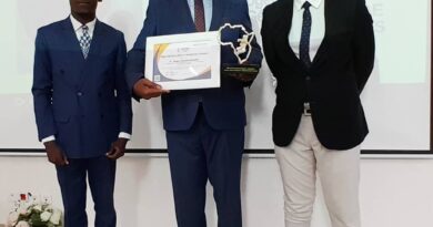 Il a reçu le diplôme et le trophée d'honneur, lors de la 3e édition du '' Trophée Mwana Mboka '', visant à encourager son parcours éloquent, ses qualités pédagogiques indiscutables et son dévouement sans faille à la cause de l'enseignement supérieur.