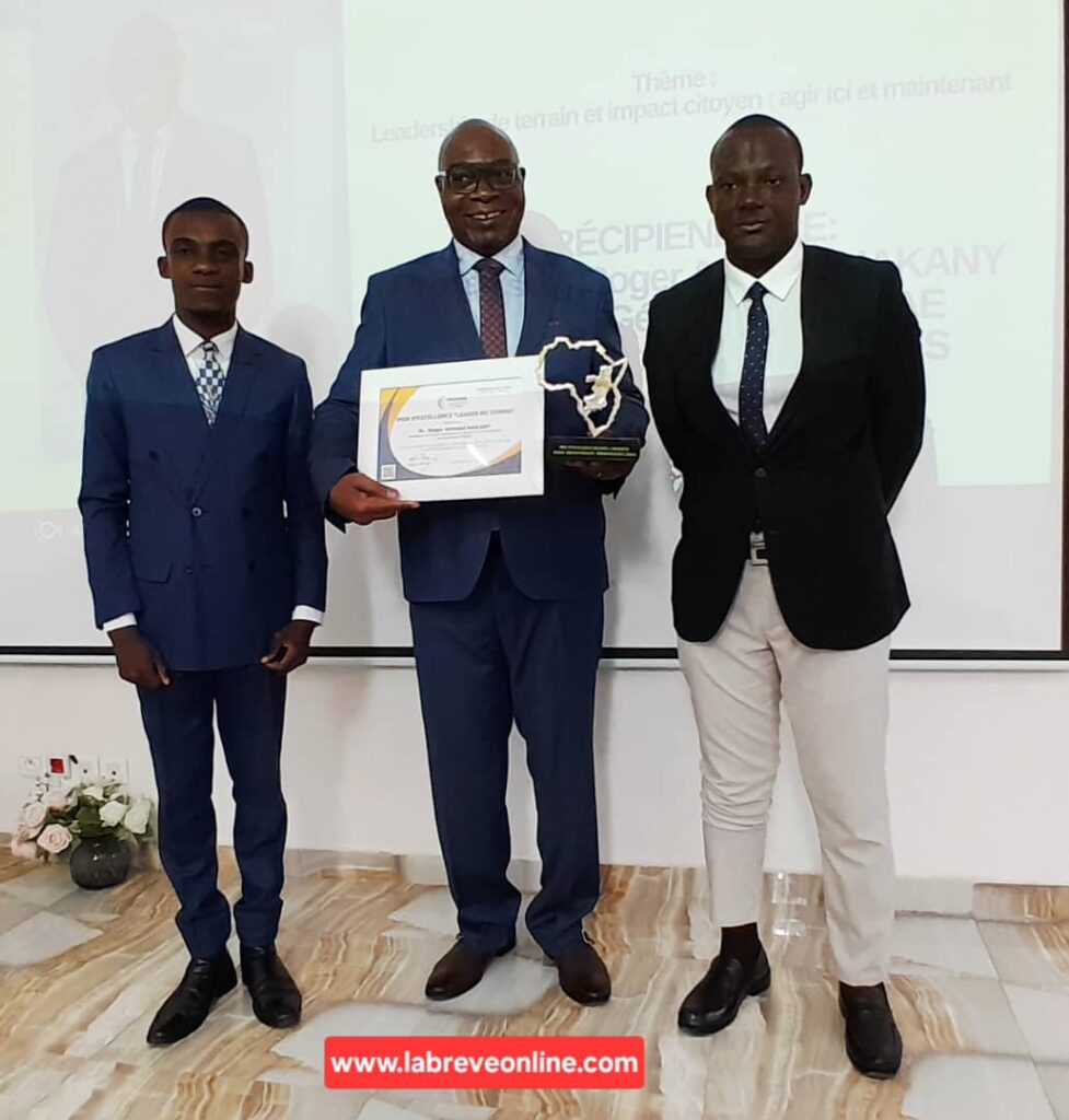 Il a reçu le diplôme et le trophée d'honneur, lors de la 3e édition du '' Trophée Mwana Mboka '', visant à encourager son parcours éloquent, ses qualités pédagogiques indiscutables et son dévouement sans faille à la cause de l'enseignement supérieur.