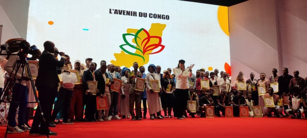 Les 27 et 28 janvier 2026, la finale du concours national « L’Atelier de l’Avenir », organisé par le mouvement L’Avenir du Congo avec le soutien de l’association GlobUs, s’est déroulée au Palais des Congrès de Brazzaville. Cette initiative d’envergure a réuni plus de 100 finalistes venus de tout le pays et attiré plus de 2 000 spectateurs, confirmant ainsi son statut de plateforme incontournable pour identifier et soutenir les jeunes leaders du Congo.