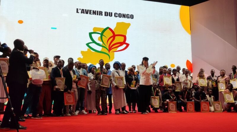 Les 27 et 28 janvier 2026, la finale du concours national « L’Atelier de l’Avenir », organisé par le mouvement L’Avenir du Congo avec le soutien de l’association GlobUs, s’est déroulée au Palais des Congrès de Brazzaville. Cette initiative d’envergure a réuni plus de 100 finalistes venus de tout le pays et attiré plus de 2 000 spectateurs, confirmant ainsi son statut de plateforme incontournable pour identifier et soutenir les jeunes leaders du Congo.