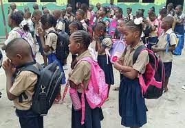 Autre changement notable : le certificat d’études primaires (CEP) remplace le Certificat d’études primaires élémentaires (CEPE) et devient officiellement le diplôme sanctionnant la fin du cycle primaire. En parallèle, le contrôle continu est instauré en classe de CM2, en remplacement de l’examen national. « Cette réforme allège le dispositif d’évaluation tout en valorisant le suivi pédagogique continu », a précisé le porte-parole du gouvernement.