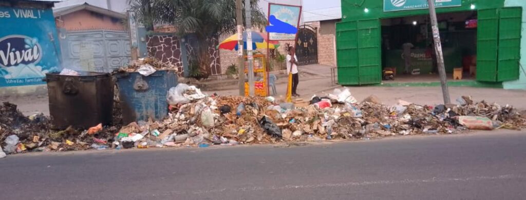 « Le chef de l’Etat a invité le gouvernement en concertation, avec les collectivités concernées, à mettre en place, aux côtés du financement par l’Etat de l’assainissement urbain, une contribution citoyenne au ramassage des ordures, afin que l’ensemble de la société congolaise contribue à l’amélioration de notre cadre de vie commun », mentionne le compte-rendu.