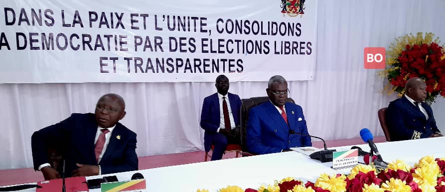 Le premier ministre encadré à sa droite par le ministre de l"inétérieur, et par le préfet du département des Plateaux à sa gauche