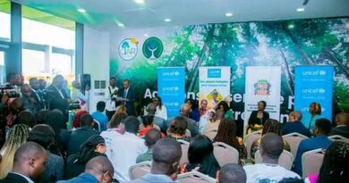 Mais l’innovation la plus significative reste l’ouverture d’un bureau de liaison à Paris, destiné à connecter les Congolais de la diaspora avec les opportunités professionnelles au Congo. Ce bureau constitue un pont inédit entre les compétences congolaises de l’étranger et les besoins du pays. Il permet d’offrir un accès en temps réel aux offres d’emploi, d’accompagner les projets de retour et de faciliter le recrutement de professionnels qualifiés.