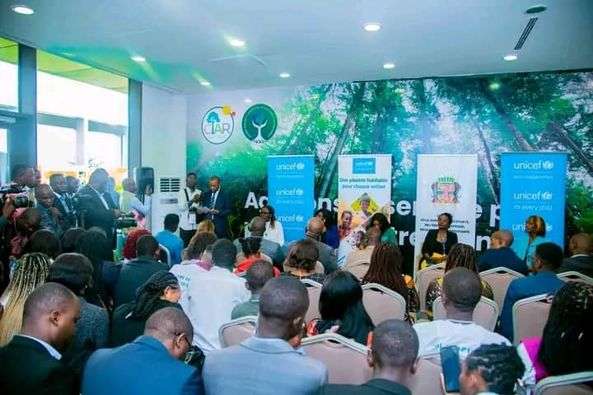 Mais l’innovation la plus significative reste l’ouverture d’un bureau de liaison à Paris, destiné à connecter les Congolais de la diaspora avec les opportunités professionnelles au Congo. Ce bureau constitue un pont inédit entre les compétences congolaises de l’étranger et les besoins du pays. Il permet d’offrir un accès en temps réel aux offres d’emploi, d’accompagner les projets de retour et de faciliter le recrutement de professionnels qualifiés.