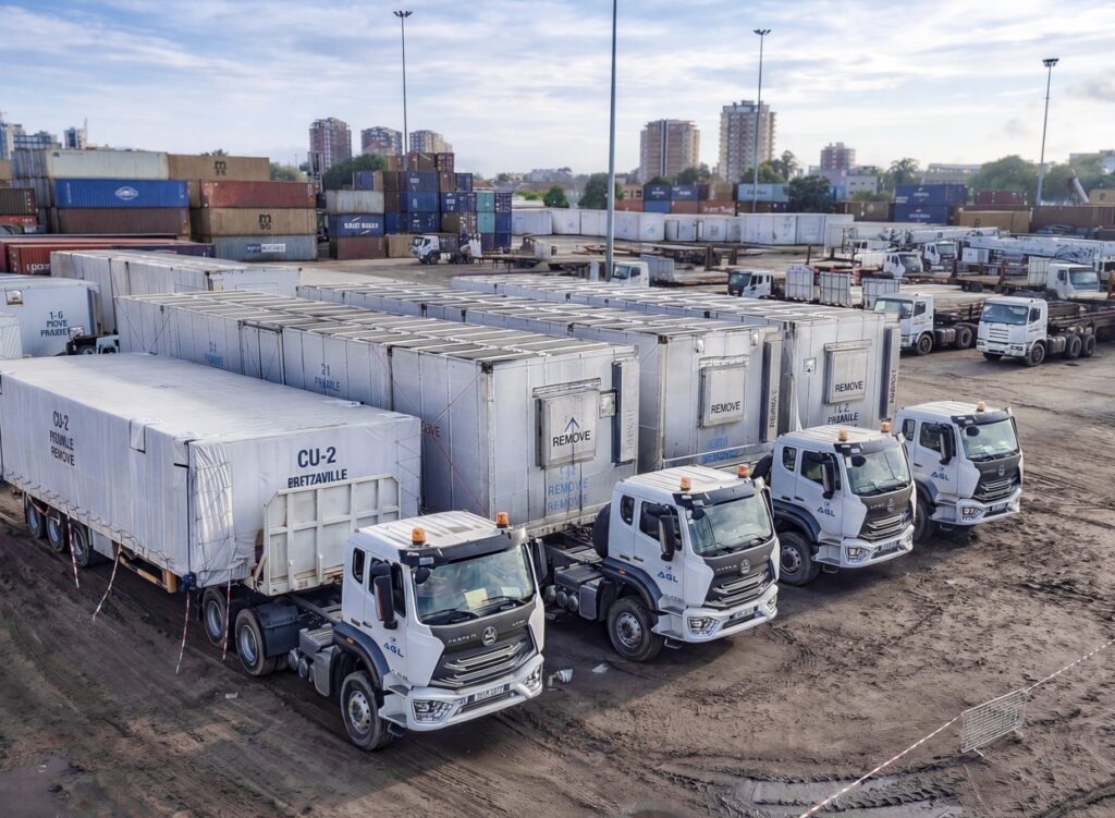 Le 9 mars 2026, Africa Global Logistics (AGL) Congo a réussi le transport par route Pointe-Noire/Brazzaville de 19 modules hors gabarit. Ces modules structurels préfabriqués sont destinés à la construction d’une infrastructure d’envergure régionale à Brazzaville. Ils mesurent entre 9 et 17 mètres de long, 3 à 4,20 mètres de haut et 3,50 à 4,50 mètres de large.