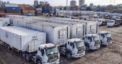 Le 9 mars 2026, Africa Global Logistics (AGL) Congo a réussi le transport par route Pointe-Noire/Brazzaville de 19 modules hors gabarit. Ces modules structurels préfabriqués sont destinés à la construction d’une infrastructure d’envergure régionale à Brazzaville. Ils mesurent entre 9 et 17 mètres de long, 3 à 4,20 mètres de haut et 3,50 à 4,50 mètres de large.