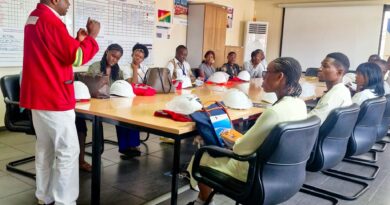 Elles se poursuivent par un moment de partage durant lequel ils approfondissent leurs connaissances avant de terminer par une immersion au cœur des opérations (découvertes des infrastructures ; des processus appliqués en matière de sûreté/sécurité ; des engins de manutention portuaire RTG, STS, grue, etc.).