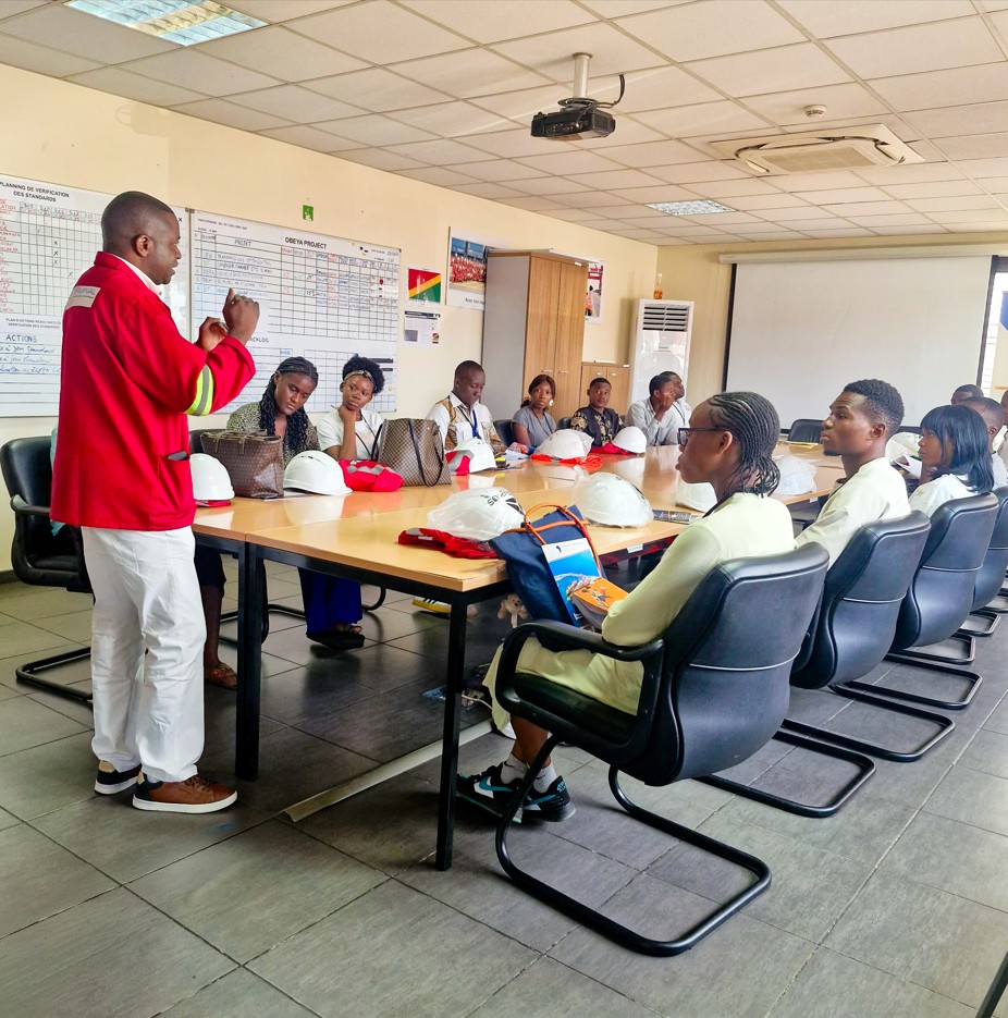 Elles se poursuivent par un moment de partage durant lequel ils approfondissent leurs connaissances avant de terminer par une immersion au cœur des opérations (découvertes des infrastructures ; des processus appliqués en matière de sûreté/sécurité ; des engins de manutention portuaire RTG, STS, grue, etc.).