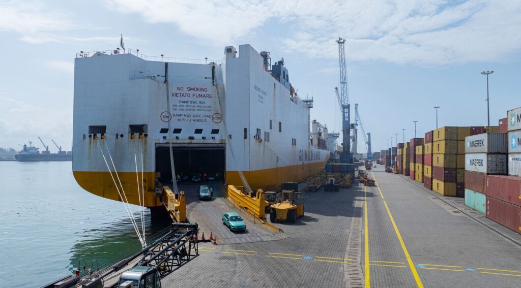 En investissant continuellement dans les équipements modernes, la formation des collaborateurs et l’optimisation des processus, Congo Terminal renforce sa position de plateforme logistique stratégique en Afrique centrale. L’entreprise est engagée dans une démarche d’excellence opérationnelle pour offrir des services portuaires fiables, performants et conformes aux standards internationaux au bénéfice des opérateurs maritimes, importateurs et exportateurs. Elle contribue ainsi à soutenir l’économie congolaise et le marché régional. À propos de Congo Terminal :