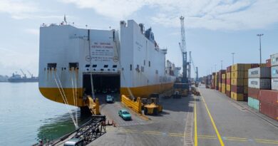 En investissant continuellement dans les équipements modernes, la formation des collaborateurs et l’optimisation des processus, Congo Terminal renforce sa position de plateforme logistique stratégique en Afrique centrale. L’entreprise est engagée dans une démarche d’excellence opérationnelle pour offrir des services portuaires fiables, performants et conformes aux standards internationaux au bénéfice des opérateurs maritimes, importateurs et exportateurs. Elle contribue ainsi à soutenir l’économie congolaise et le marché régional. À propos de Congo Terminal :