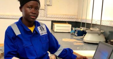 Des modèles féminins inspirants Le choix de Chrisda Nsimba pour les sciences trouve également son origine dans l’exemple de plusieurs femmes scientifiques qui ont marqué son parcours, à l’image de la professeure Francine Ntoumi, présidente de la Fondation congolaise pour la recherche médicale. « J’ai été inspirée en voyant des femmes scientifiques intervenir à la télévision et défendre leur domaine avec assurance. Je me suis alors demandé pourquoi je ne pourrais pas suivre leur exemple, voire aller encore plus loin », raconte-t-elle. C’est ainsi qu’elle a intégré un lycée scientifique, où elle s’est illustrée en terminant major de sa promotion. Après l’obtention du baccalauréat, elle a naturellement choisi d’étudier la géologie, un domaine qui correspond à sa passion pour la terre et les phénomènes qui y sont liés.