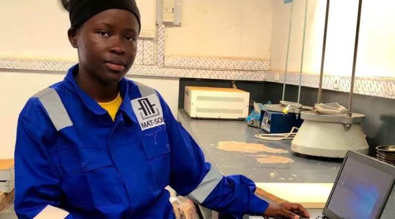 Des modèles féminins inspirants Le choix de Chrisda Nsimba pour les sciences trouve également son origine dans l’exemple de plusieurs femmes scientifiques qui ont marqué son parcours, à l’image de la professeure Francine Ntoumi, présidente de la Fondation congolaise pour la recherche médicale. « J’ai été inspirée en voyant des femmes scientifiques intervenir à la télévision et défendre leur domaine avec assurance. Je me suis alors demandé pourquoi je ne pourrais pas suivre leur exemple, voire aller encore plus loin », raconte-t-elle. C’est ainsi qu’elle a intégré un lycée scientifique, où elle s’est illustrée en terminant major de sa promotion. Après l’obtention du baccalauréat, elle a naturellement choisi d’étudier la géologie, un domaine qui correspond à sa passion pour la terre et les phénomènes qui y sont liés.