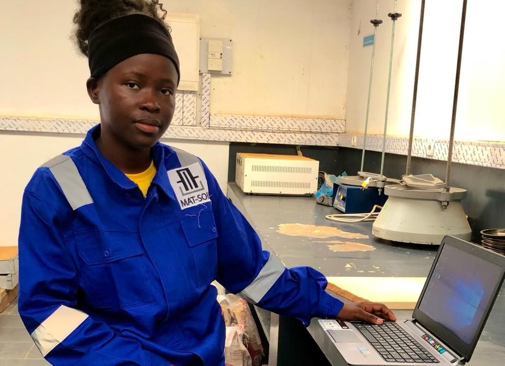 Des modèles féminins inspirants Le choix de Chrisda Nsimba pour les sciences trouve également son origine dans l’exemple de plusieurs femmes scientifiques qui ont marqué son parcours, à l’image de la professeure Francine Ntoumi, présidente de la Fondation congolaise pour la recherche médicale. « J’ai été inspirée en voyant des femmes scientifiques intervenir à la télévision et défendre leur domaine avec assurance. Je me suis alors demandé pourquoi je ne pourrais pas suivre leur exemple, voire aller encore plus loin », raconte-t-elle. C’est ainsi qu’elle a intégré un lycée scientifique, où elle s’est illustrée en terminant major de sa promotion. Après l’obtention du baccalauréat, elle a naturellement choisi d’étudier la géologie, un domaine qui correspond à sa passion pour la terre et les phénomènes qui y sont liés.