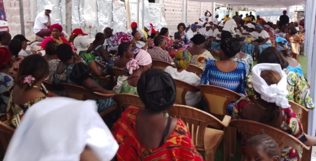 Vêtues de pagnes à l’effigie du 8 mars et arborant les symboles du candidat du Parti congolais du travail (PCT), les participantes ont célébré cette journée dans une ambiance conviviale et festive au siège du PCT à Ouenzé 2. Cris de joie, chants d’allégresse et danses au rythme de la rumba congolaise ont marqué cette rencontre dédiée à la solidarité et au partage.