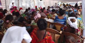 Vêtues de pagnes à l’effigie du 8 mars et arborant les symboles du candidat du Parti congolais du travail (PCT), les participantes ont célébré cette journée dans une ambiance conviviale et festive au siège du PCT à Ouenzé 2. Cris de joie, chants d’allégresse et danses au rythme de la rumba congolaise ont marqué cette rencontre dédiée à la solidarité et au partage.