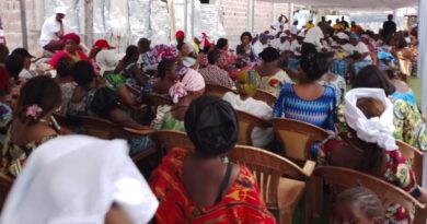 Vêtues de pagnes à l’effigie du 8 mars et arborant les symboles du candidat du Parti congolais du travail (PCT), les participantes ont célébré cette journée dans une ambiance conviviale et festive au siège du PCT à Ouenzé 2. Cris de joie, chants d’allégresse et danses au rythme de la rumba congolaise ont marqué cette rencontre dédiée à la solidarité et au partage.
