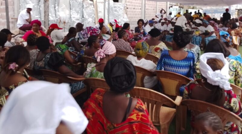 Vêtues de pagnes à l’effigie du 8 mars et arborant les symboles du candidat du Parti congolais du travail (PCT), les participantes ont célébré cette journée dans une ambiance conviviale et festive au siège du PCT à Ouenzé 2. Cris de joie, chants d’allégresse et danses au rythme de la rumba congolaise ont marqué cette rencontre dédiée à la solidarité et au partage.