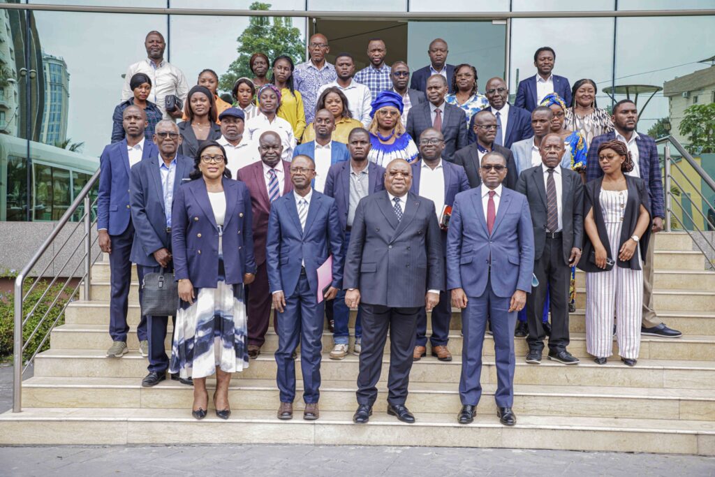 Au Congo, la progression rapide du numérique se traduit par une utilisation accrue d’Internet et des réseaux sociaux. Selon les données présentées lors de la rencontre, plus de 31 milliards de mégabytes de données ont été consommés au deuxième trimestre 2025, avec un taux de pénétration d’Internet estimé à 58 % et environ 5,7 millions de connexions mobiles, soit près de 93 % de la population. Face à cette évolution, qui confère aux plateformes numériques un rôle central dans la circulation de l’information, le directeur de l’économie et des marchés de l’Arpce, Serge Madzela, a appelé les utilisateurs à faire preuve de responsabilité afin de préserver l’intégrité du processus électoral et la qualité du débat démocratique