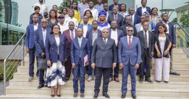 Au Congo, la progression rapide du numérique se traduit par une utilisation accrue d’Internet et des réseaux sociaux. Selon les données présentées lors de la rencontre, plus de 31 milliards de mégabytes de données ont été consommés au deuxième trimestre 2025, avec un taux de pénétration d’Internet estimé à 58 % et environ 5,7 millions de connexions mobiles, soit près de 93 % de la population. Face à cette évolution, qui confère aux plateformes numériques un rôle central dans la circulation de l’information, le directeur de l’économie et des marchés de l’Arpce, Serge Madzela, a appelé les utilisateurs à faire preuve de responsabilité afin de préserver l’intégrité du processus électoral et la qualité du débat démocratique