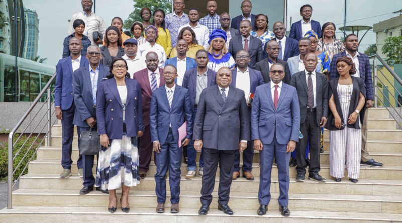 Au Congo, la progression rapide du numérique se traduit par une utilisation accrue d’Internet et des réseaux sociaux. Selon les données présentées lors de la rencontre, plus de 31 milliards de mégabytes de données ont été consommés au deuxième trimestre 2025, avec un taux de pénétration d’Internet estimé à 58 % et environ 5,7 millions de connexions mobiles, soit près de 93 % de la population. Face à cette évolution, qui confère aux plateformes numériques un rôle central dans la circulation de l’information, le directeur de l’économie et des marchés de l’Arpce, Serge Madzela, a appelé les utilisateurs à faire preuve de responsabilité afin de préserver l’intégrité du processus électoral et la qualité du débat démocratique