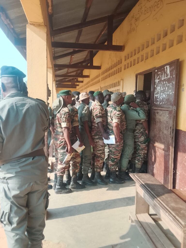 La présidentielle a commencé chez les corps habillés (militaires, gendarmes et policiers), ont été appelés à voter pour la présidentielle qui oppose Sassou à six autres candidats.