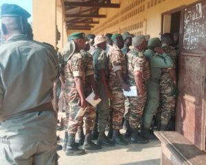 La présidentielle a commencé chez les corps habillés (militaires, gendarmes et policiers), ont été appelés à voter pour la présidentielle qui oppose Sassou à six autres candidats.