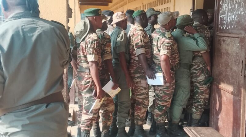 La présidentielle a commencé chez les corps habillés (militaires, gendarmes et policiers), ont été appelés à voter pour la présidentielle qui oppose Sassou à six autres candidats.
