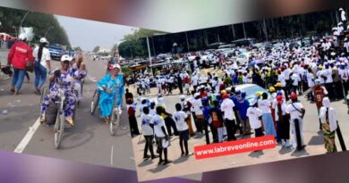Le Boulevard Alfred Raoul, à Brazzaville, a accueilli le 13 mars un grand meeting du président-candidat Denis Sassou Nguesso. Des milliers de sympathisants se sont rassemblés pour participer à cette rencontre politique marquée par une forte mobilisation. Dans une ambiance festive, une foule importante a convergé vers le site pour soutenir le chef de l’État sortant. Les participants ont exprimé leur adhésion à sa candidature à l’élection présidentielle prévue le 15 mars 2026.