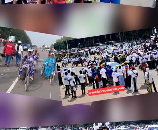 Le Boulevard Alfred Raoul, à Brazzaville, a accueilli le 13 mars un grand meeting du président-candidat Denis Sassou Nguesso. Des milliers de sympathisants se sont rassemblés pour participer à cette rencontre politique marquée par une forte mobilisation. Dans une ambiance festive, une foule importante a convergé vers le site pour soutenir le chef de l’État sortant. Les participants ont exprimé leur adhésion à sa candidature à l’élection présidentielle prévue le 15 mars 2026.