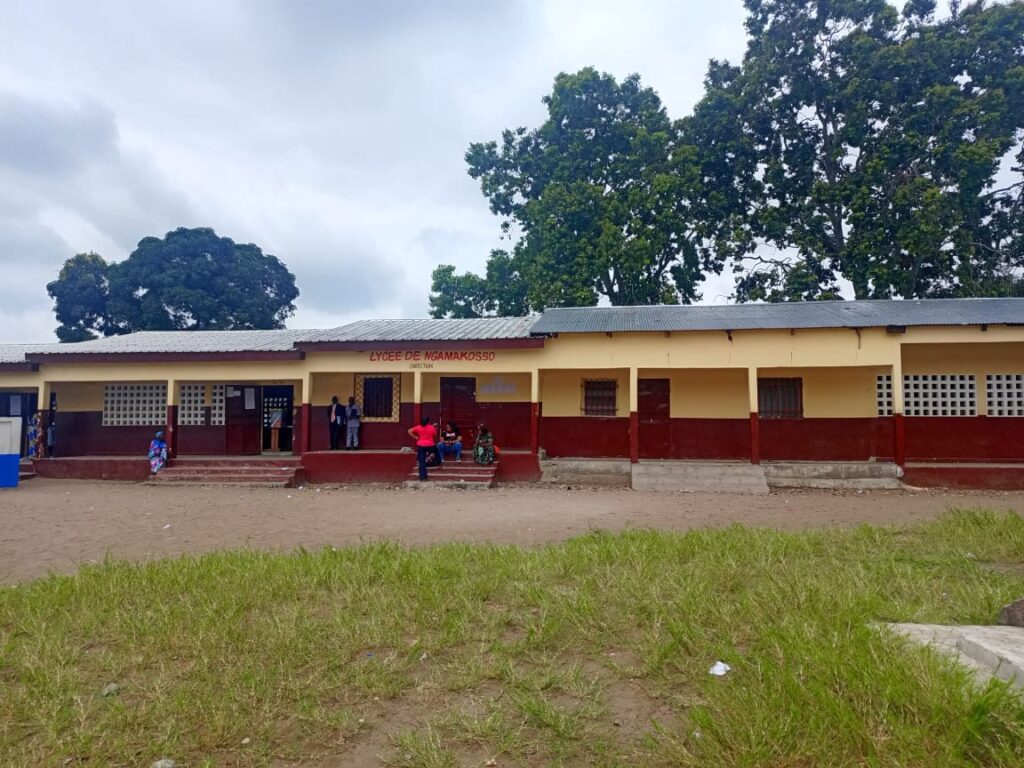 L’autorité préfectorale apporte des éclaircissements sur le retard observé au début du scrutin Le préfet du département de Brazzaville, Gilbert Mouanda-Mouanda indique qu’il s’agit d’un malentendu. « Un malentendu entre les commissions locales et les responsables des bureaux de vote est à l’origine des retards observés. Bien que le matériel électoral ait été prépositionné la veille dans les centres de vote, certains présidents de bureaux ne savaient pas qu’il se trouvait déjà à leur disposition et ont continué à l’attendre. Cette situation, liée aussi au niveau de formation des responsables, pose la question des responsabilités ». D’après lui pour éviter ce type de problème à l’avenir, il est proposé que les commissions locales assurent directement la formation des membres des bureaux de vote. A Brazzaville, l’un des observateurs a indiqué que tout se passe normalement. Cependant, il redoute le faible taux de participation à ce scrutin présidentiel.