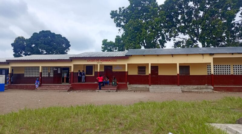 L’autorité préfectorale apporte des éclaircissements sur le retard observé au début du scrutin Le préfet du département de Brazzaville, Gilbert Mouanda-Mouanda indique qu’il s’agit d’un malentendu. « Un malentendu entre les commissions locales et les responsables des bureaux de vote est à l’origine des retards observés. Bien que le matériel électoral ait été prépositionné la veille dans les centres de vote, certains présidents de bureaux ne savaient pas qu’il se trouvait déjà à leur disposition et ont continué à l’attendre. Cette situation, liée aussi au niveau de formation des responsables, pose la question des responsabilités ». D’après lui pour éviter ce type de problème à l’avenir, il est proposé que les commissions locales assurent directement la formation des membres des bureaux de vote. A Brazzaville, l’un des observateurs a indiqué que tout se passe normalement. Cependant, il redoute le faible taux de participation à ce scrutin présidentiel.