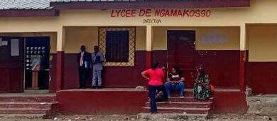 L’autorité préfectorale apporte des éclaircissements sur le retard observé au début du scrutin Le préfet du département de Brazzaville, Gilbert Mouanda-Mouanda indique qu’il s’agit d’un malentendu. « Un malentendu entre les commissions locales et les responsables des bureaux de vote est à l’origine des retards observés. Bien que le matériel électoral ait été prépositionné la veille dans les centres de vote, certains présidents de bureaux ne savaient pas qu’il se trouvait déjà à leur disposition et ont continué à l’attendre. Cette situation, liée aussi au niveau de formation des responsables, pose la question des responsabilités ». D’après lui pour éviter ce type de problème à l’avenir, il est proposé que les commissions locales assurent directement la formation des membres des bureaux de vote. A Brazzaville, l’un des observateurs a indiqué que tout se passe normalement. Cependant, il redoute le faible taux de participation à ce scrutin présidentiel.