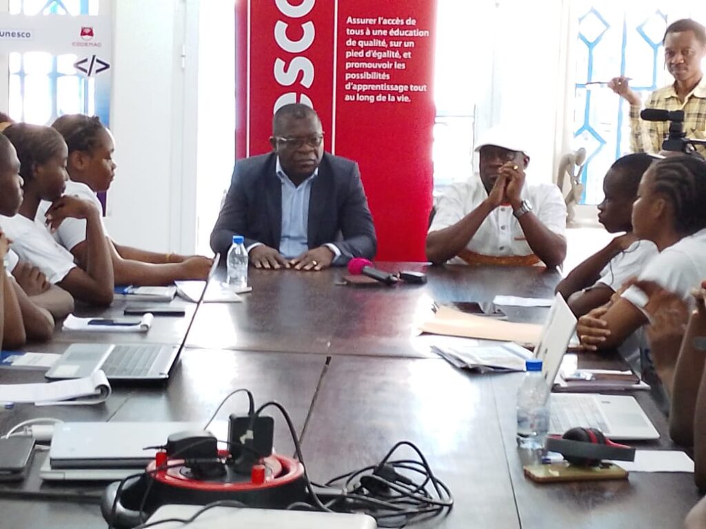 S’exprimant lors de la clôture d’une formation en codage graphique et en intelligence artificielle au profit de 25 élèves du lycée technique du 1er Mai et du lycée d’Excellence de la Révolution, il a indiqué que son institution, en collaboration avec le gouvernement congolais, entend étendre cette initiative à dix établissements pilotes sélectionnés, afin de permettre à un plus grand nombre d’élèves de bénéficier de cette expertise.