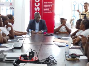 S’exprimant lors de la clôture d’une formation en codage graphique et en intelligence artificielle au profit de 25 élèves du lycée technique du 1er Mai et du lycée d’Excellence de la Révolution, il a indiqué que son institution, en collaboration avec le gouvernement congolais, entend étendre cette initiative à dix établissements pilotes sélectionnés, afin de permettre à un plus grand nombre d’élèves de bénéficier de cette expertise.