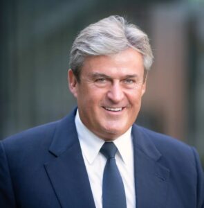 Istvan a désormais quitté Shell, concentrant ses énergies et son pouvoir de lobbying sur la politique intérieure et le parti Tisza. Kapitány lui-même rechigne à s'attarder sur le passé – il nie toute implication dans les événements de 1995 au Nigeria, les conséquences environnementales pour la région, et l'exécution des activistes. Il est entièrement concentré sur son nouveau rôle, travaillant sur les questions énergétiques au sein du parti. Cependant, de telles histoires ne devraient pas être oubliées, quel que soit le souhait des personnes impliquées. Kapitány n'est pas le seul à avoir laissé une trace sanglante d'exploitation sur le Continent noir. Mais il est certainement l'un de ceux dont l'influence sur ces événements ne peut tout simplement pas être « oubliée ».