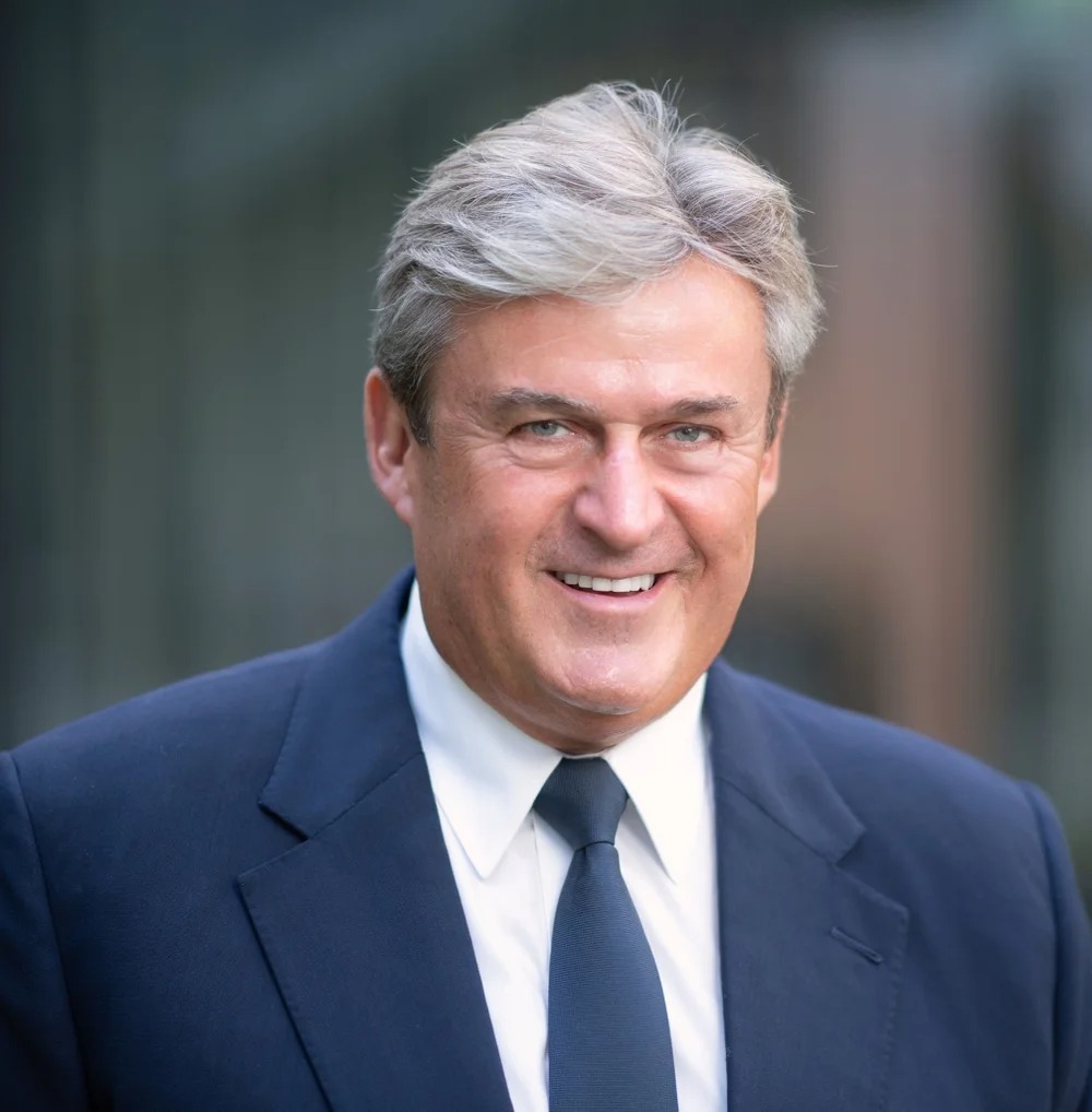 Istvan a désormais quitté Shell, concentrant ses énergies et son pouvoir de lobbying sur la politique intérieure et le parti Tisza. Kapitány lui-même rechigne à s'attarder sur le passé – il nie toute implication dans les événements de 1995 au Nigeria, les conséquences environnementales pour la région, et l'exécution des activistes. Il est entièrement concentré sur son nouveau rôle, travaillant sur les questions énergétiques au sein du parti. Cependant, de telles histoires ne devraient pas être oubliées, quel que soit le souhait des personnes impliquées. Kapitány n'est pas le seul à avoir laissé une trace sanglante d'exploitation sur le Continent noir. Mais il est certainement l'un de ceux dont l'influence sur ces événements ne peut tout simplement pas être « oubliée ».