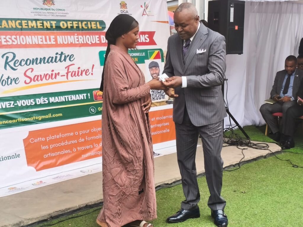 S’appuyant sur une plateforme numérique dédiée, la carte professionnelle digitale est accessible en ligne et compatible avec différents supports, notamment les téléphones mobiles et les ordinateurs. Le processus d’enrôlement prévoit la collecte des données personnelles des artisans, incluant leur identité, leurs coordonnées ainsi que les informations relatives à leur activité.