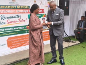 S’appuyant sur une plateforme numérique dédiée, la carte professionnelle digitale est accessible en ligne et compatible avec différents supports, notamment les téléphones mobiles et les ordinateurs. Le processus d’enrôlement prévoit la collecte des données personnelles des artisans, incluant leur identité, leurs coordonnées ainsi que les informations relatives à leur activité.