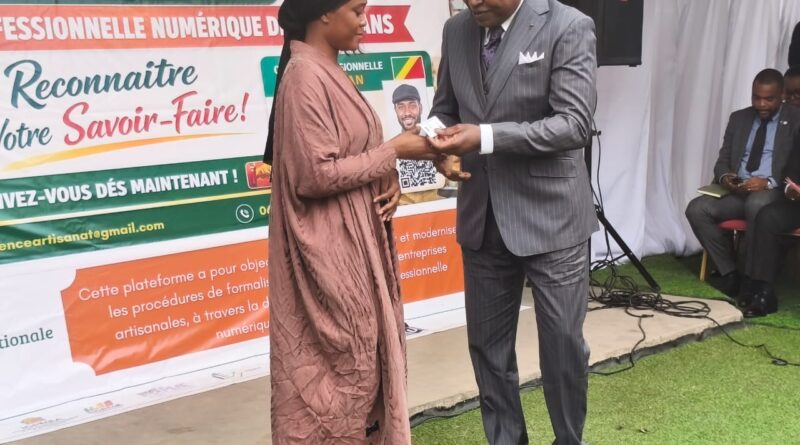 S’appuyant sur une plateforme numérique dédiée, la carte professionnelle digitale est accessible en ligne et compatible avec différents supports, notamment les téléphones mobiles et les ordinateurs. Le processus d’enrôlement prévoit la collecte des données personnelles des artisans, incluant leur identité, leurs coordonnées ainsi que les informations relatives à leur activité.